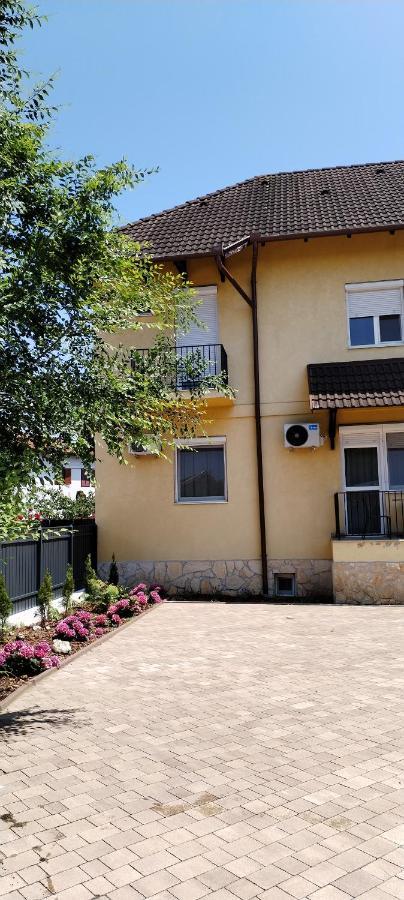 Levendula Apartmanhaz Hajduszoboszlo Exterior photo